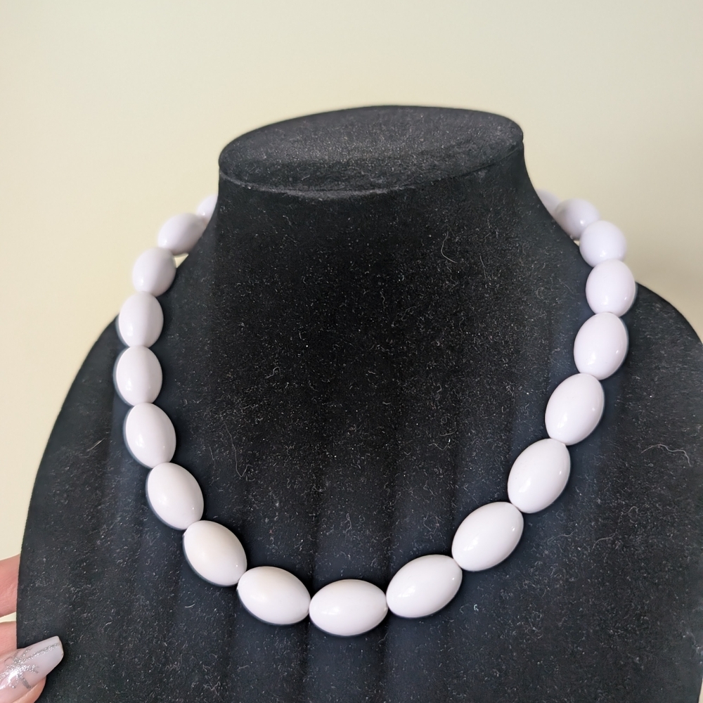 Vintage White Beaded Necklace - Picture 5 of 8